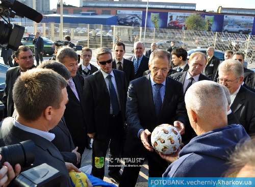 Глава российского МИД поиграл на харьковском стадионе 