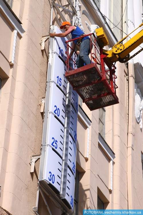 В Харькове начали монтировать градусник-символ