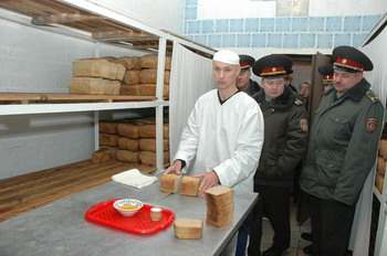 Хлеб для восьмисот заключенных выпекают тут же в колонии