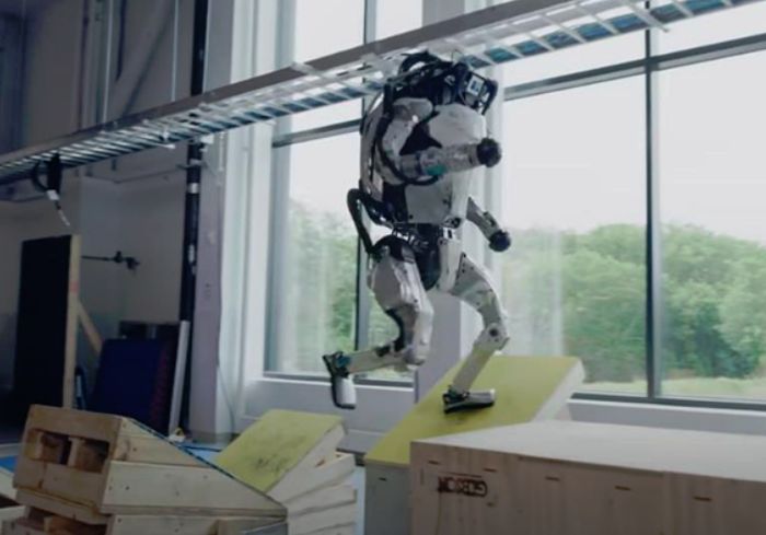 Роботы-гуманоиды Boston Dynamics показали свои новые трюки (видео)