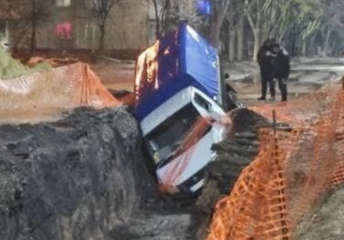 В Харькове ГАЗель упала в вырытую коммунальщиками яму (фото)