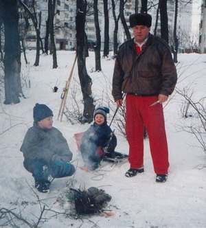Юрий Сергеевич с внуками пекут картошку