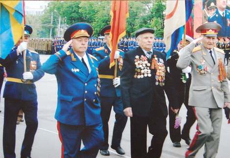 Спустя 60 лет после парада Победы Дмитрий Крячко (в центре) снова прошел по Красной площади